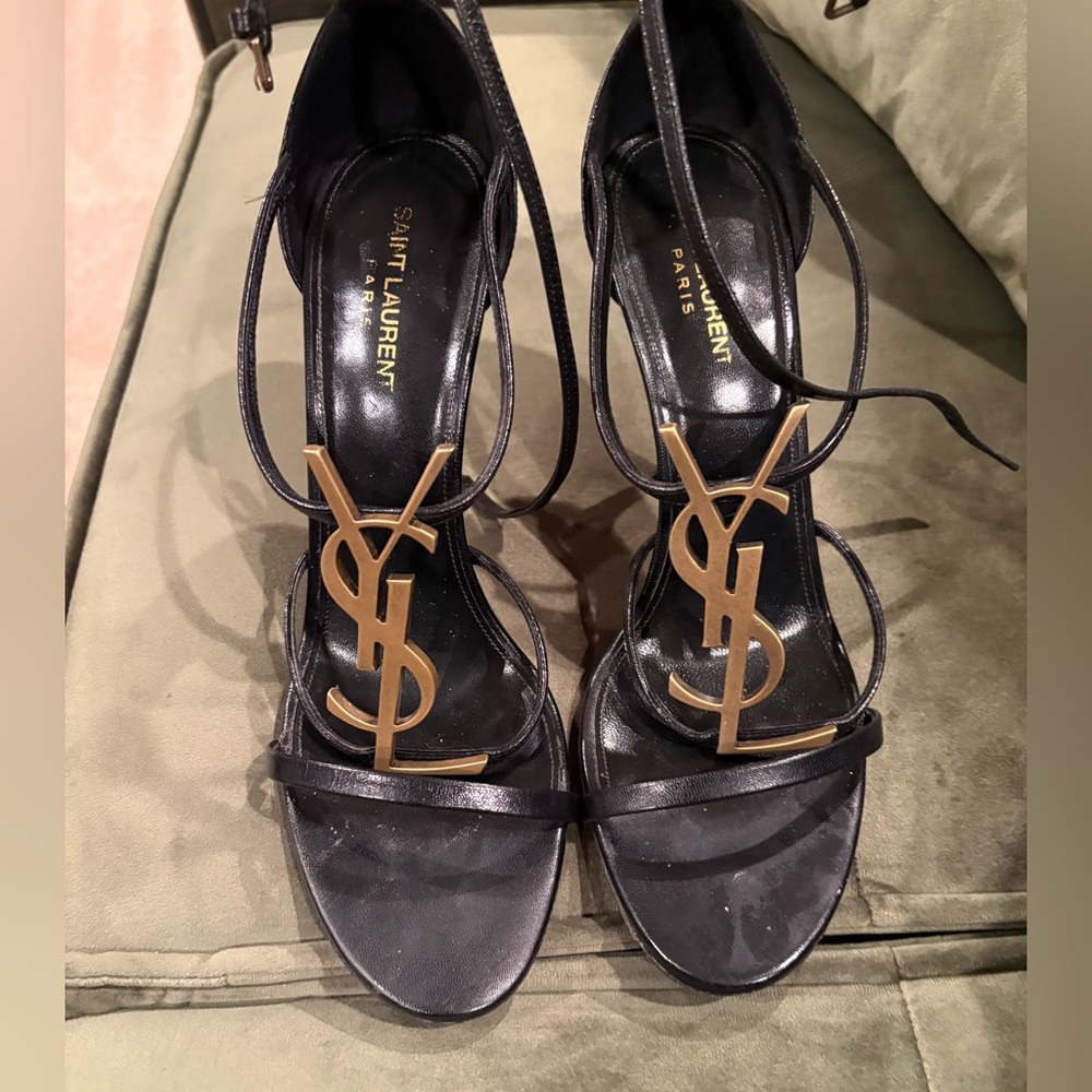 Saint Laurent Elegant Cassandra 100 Black Heels with  Brushed Gold Logo